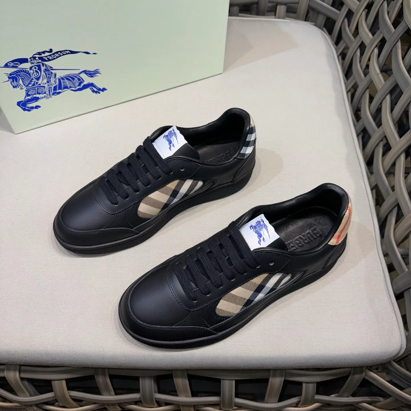 [Burberry] Top P: 680💰Size: 38-44 (45.46 custom-made) Burberry official website synchronized men's classic low-top sneakers | Made of original first-layer cowhide | Decorated with renewed brand logo | First-layer cowhide lining | Heel decorated with Burberry letter embossed logo | Original TPU outsole.